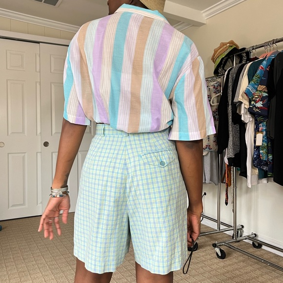 High waisted shorts for your next picnic! Vibrant colors.  Size 8. - Picture 2 of 6